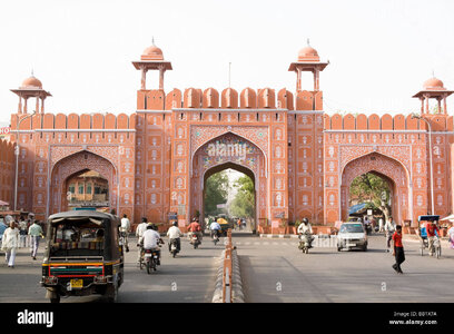 india-rajasthan-jaipur-downtown-chandpole-gate-entrance-to-the-pink-BB1X7A.jpg