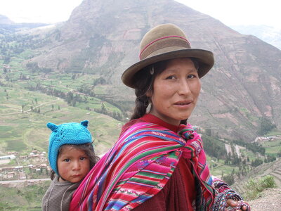 1600px-Quechuawomanandchild.jpg